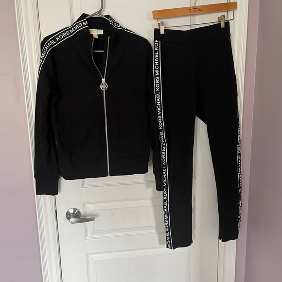 Michael Kors Jogger set.New w/o tags. never been worn- jacket is a M bottom is S - Picture 3 of 3